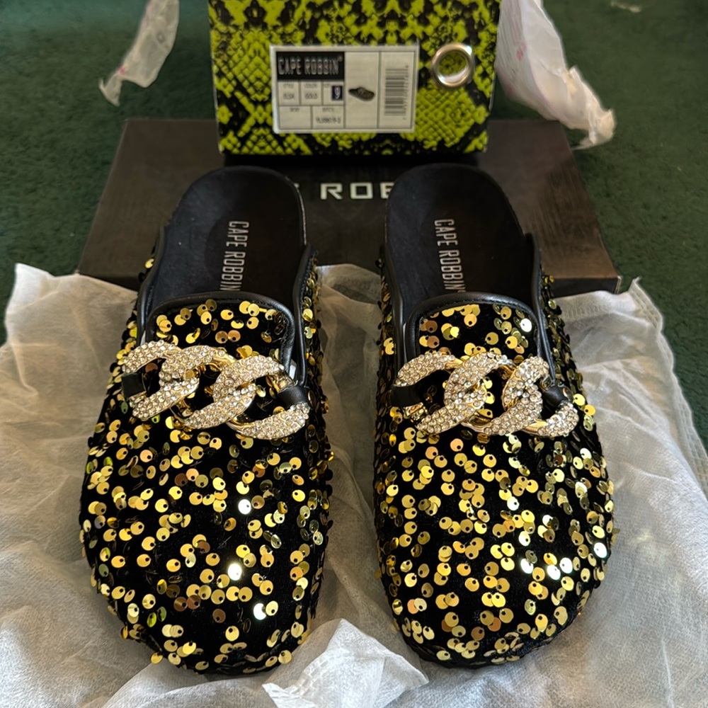 NIB NEW IN BOX - Cape Robbin Gold and Black Elsa Slide Sandal shoes GOLD Sequins